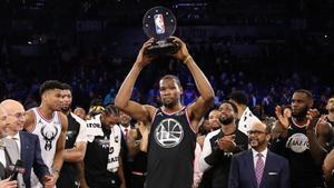 Kevin Durant recibe el trofeo al mejor jugador del NBA All Star del año pasado, celebrado en Charlotte. 