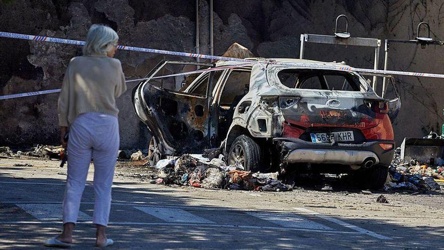 Automóvil de la asesinada que fue quemado por el autor del crimen antes de ahorcarse.