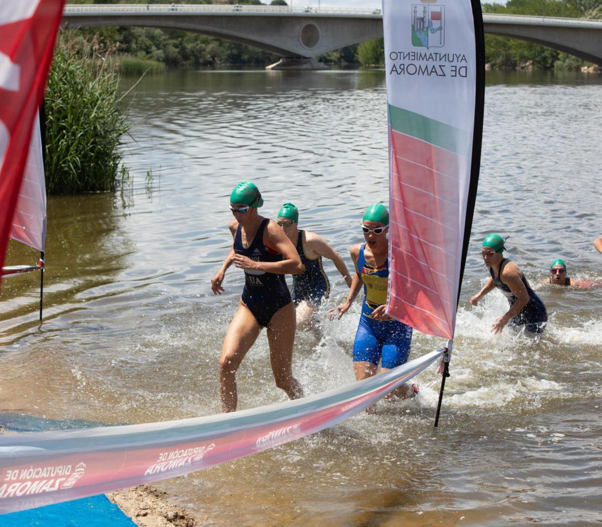 Las triatletas universitarias ponen fin al primer sector del Campeonato de España. | A. B.