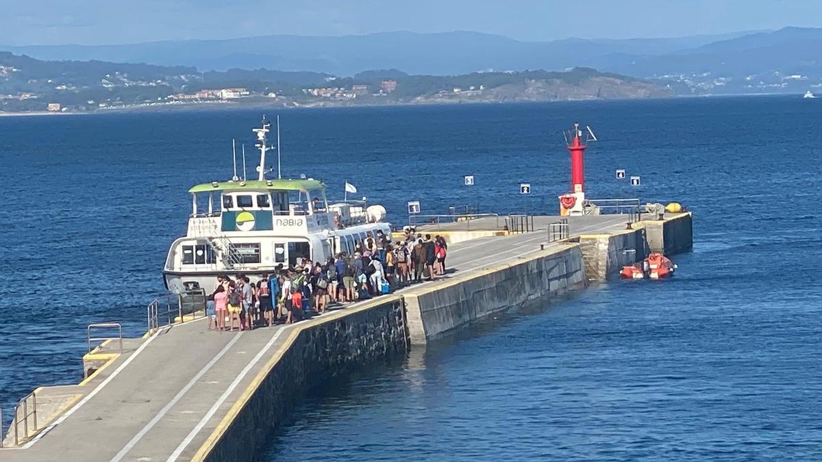 Pasajeros, ayer, en el muelle de la isla de Ons.