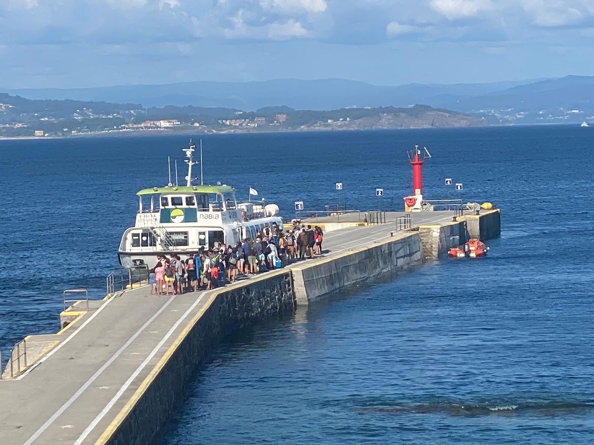 Pasajeros, ayer, en el muelle de la isla de Ons.