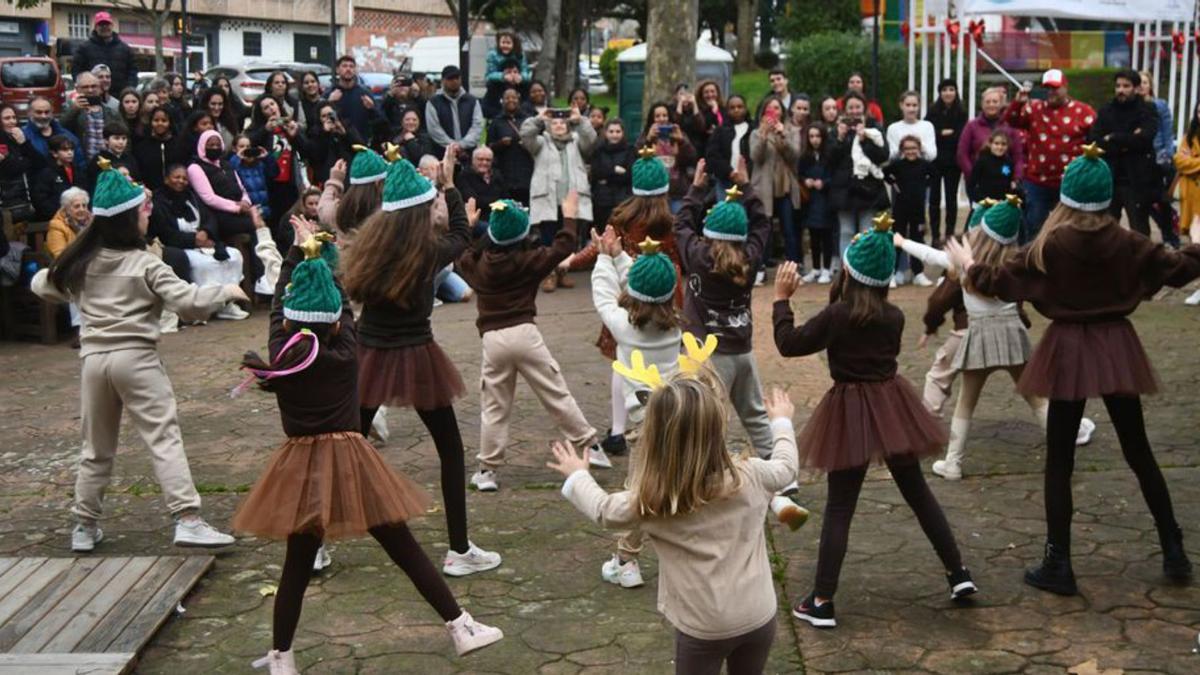 Baile en la inauguración del poblado navideño de Cambre.   | // LA OPINIÓN
