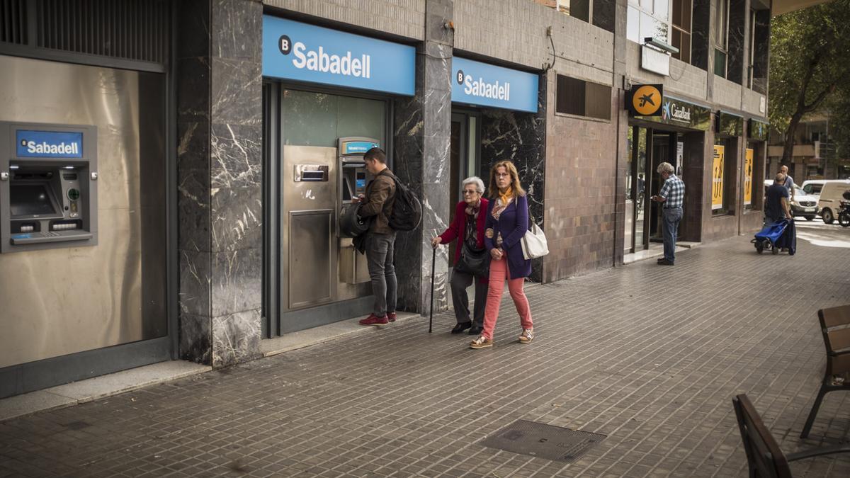 Oficinas de Banc Sabadell y CaixaBank.