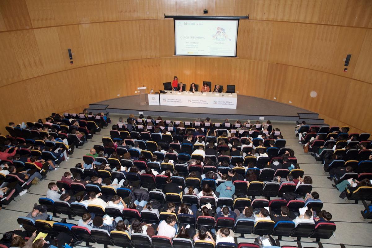 Tres mujeres referentes narran ante más de 200 alumnos de instituto sus trayectorias, con el fin de despertar talentos en las nuevas generaciones