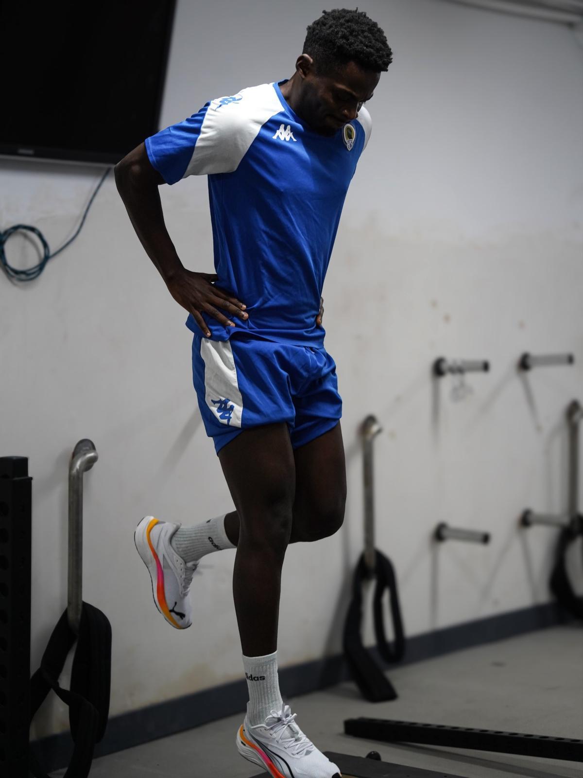 Isaac Obeng trabaja en el gimnasio en el comienzo de la pretemporada con el Hércules.