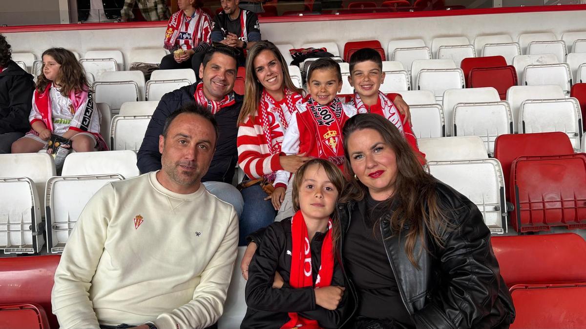 Arriba por la izquierdaIván Cipprián, Laura Mateo, Manuel Ciprián y Nicolás Ciprián. Abajo Marcelo Ferreira, Gael Ferreira y Beatriz Martínez, ayer en El Molinón