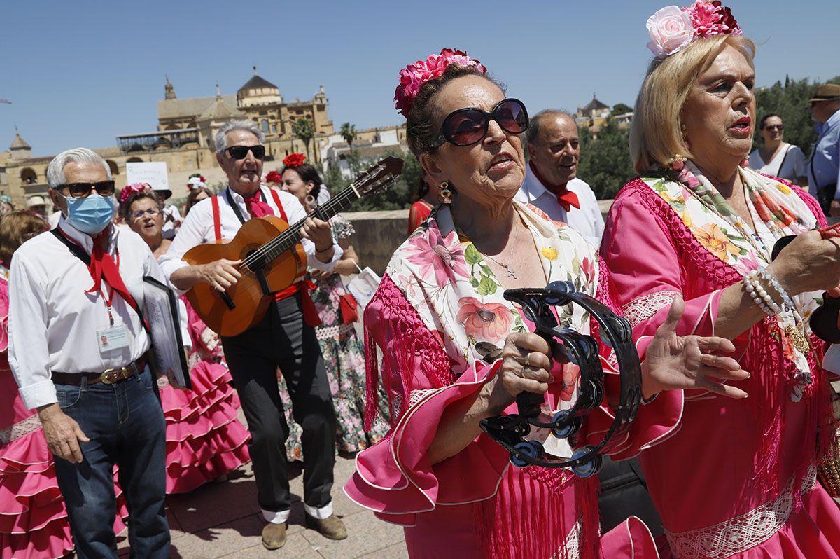 Los coros rocieros impregnan de alegría y color el camino al Arenal