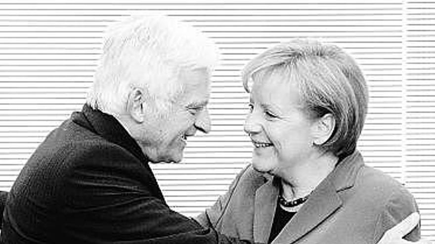 Merkel, ayer en Berlín, con el presidente de la Eurocámara, Jerzy Buzek.