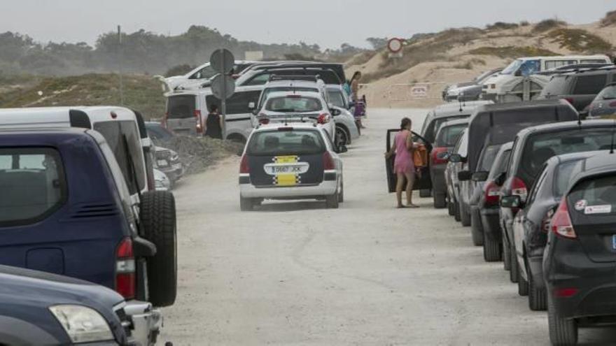 La Policía Local, ayer, regulando el tráfico en el párking ante la saturación de vehículos.