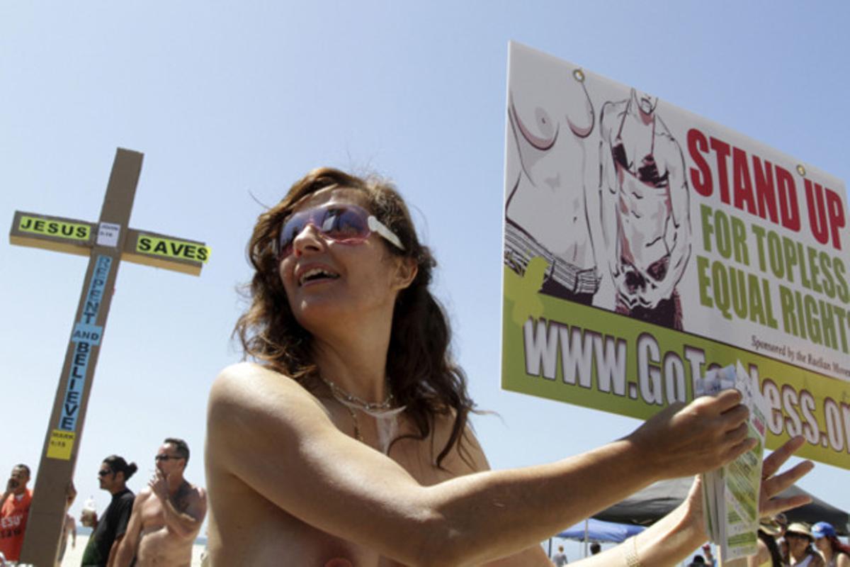 Una manifestant durant la marxa pel dret de les dones californianes a fer ’top less’, a Venice Beach (Califòrnia).
