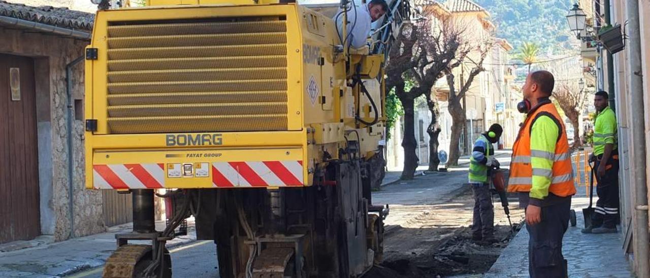 Unos operarios realizan trabajos con maquinaria pesada en una calle de Sóller.