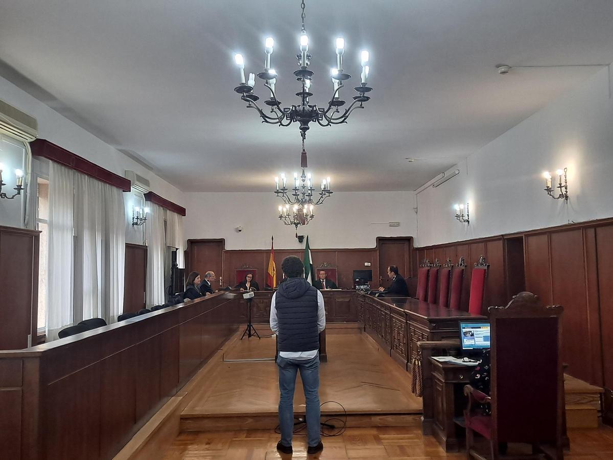 El condenado, en la Audiencia de Badajoz.