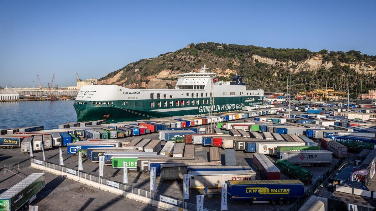 Operaciones de transporte de contenedores en el puerto de Barcelona