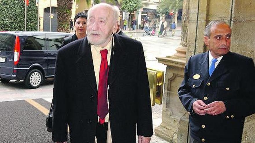 Bousoño llega al hotel de la Reconquista, con su esposa, para asistir a un acto de la Fundación Príncipe de Asturias.