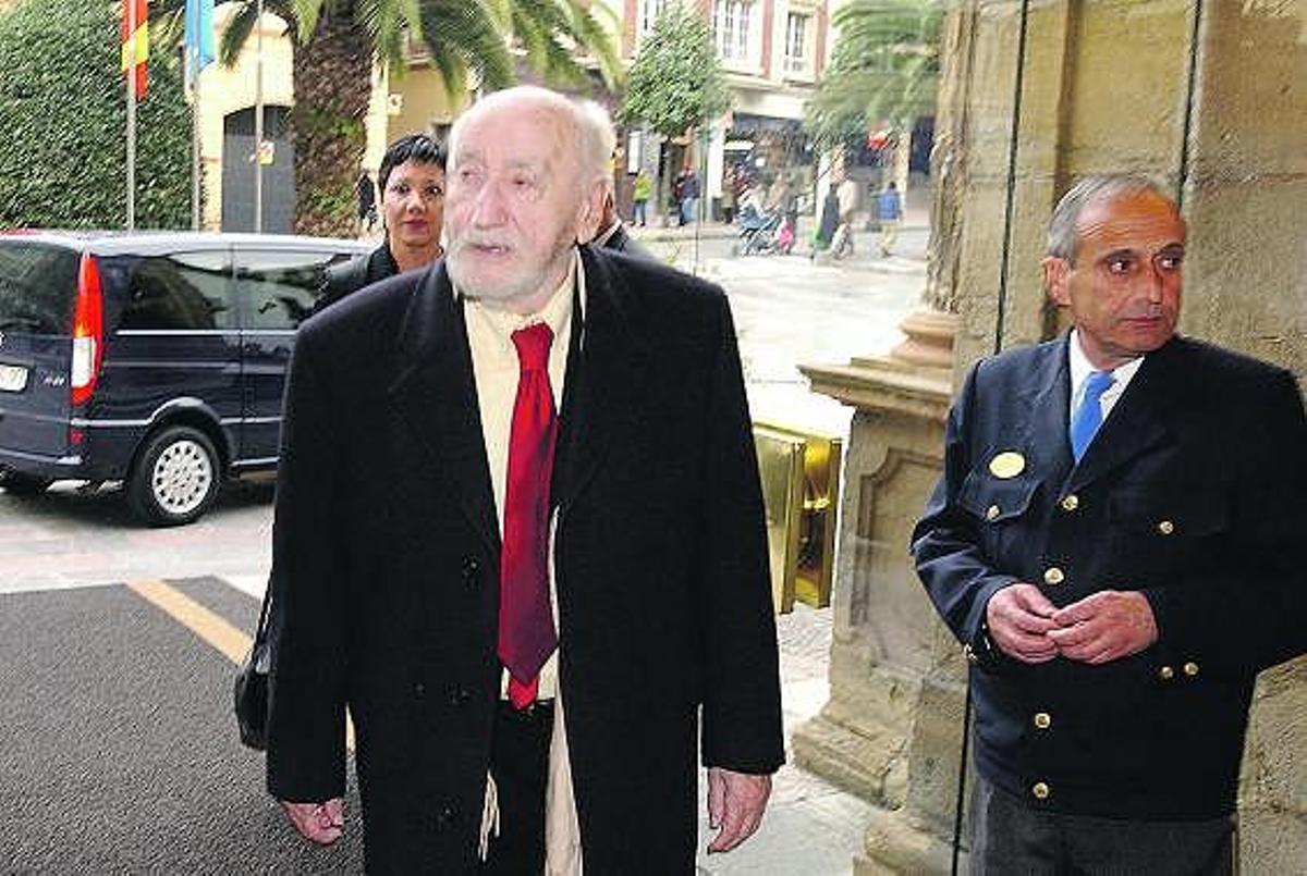 Bousoño llega al hotel de la Reconquista, con su esposa, para asistir a un acto de la Fundación Príncipe de Asturias.