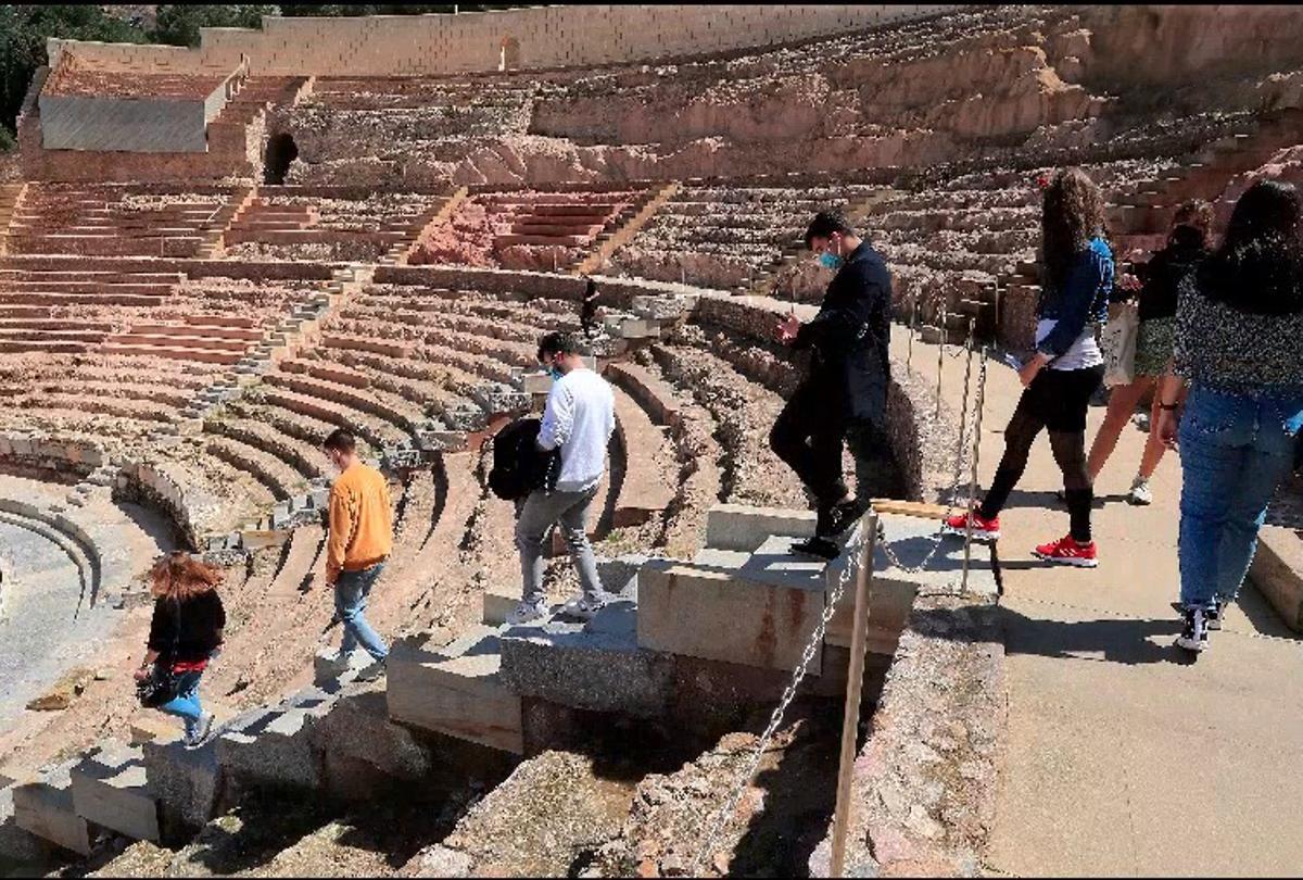 Estudiantes Erasmus visitando el Museo del Teatro Romano.