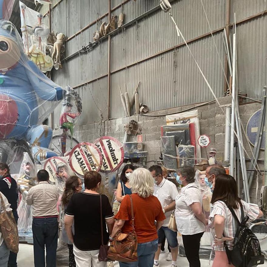 Visita de la falla Cervantes-Padre Jofre al taller del artista.