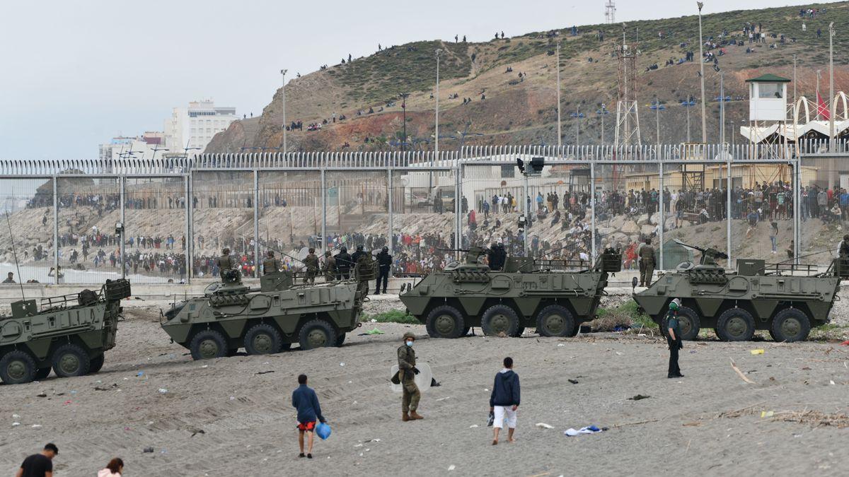 El Ejército español vigilando la valla en la frontera de Ceuta.