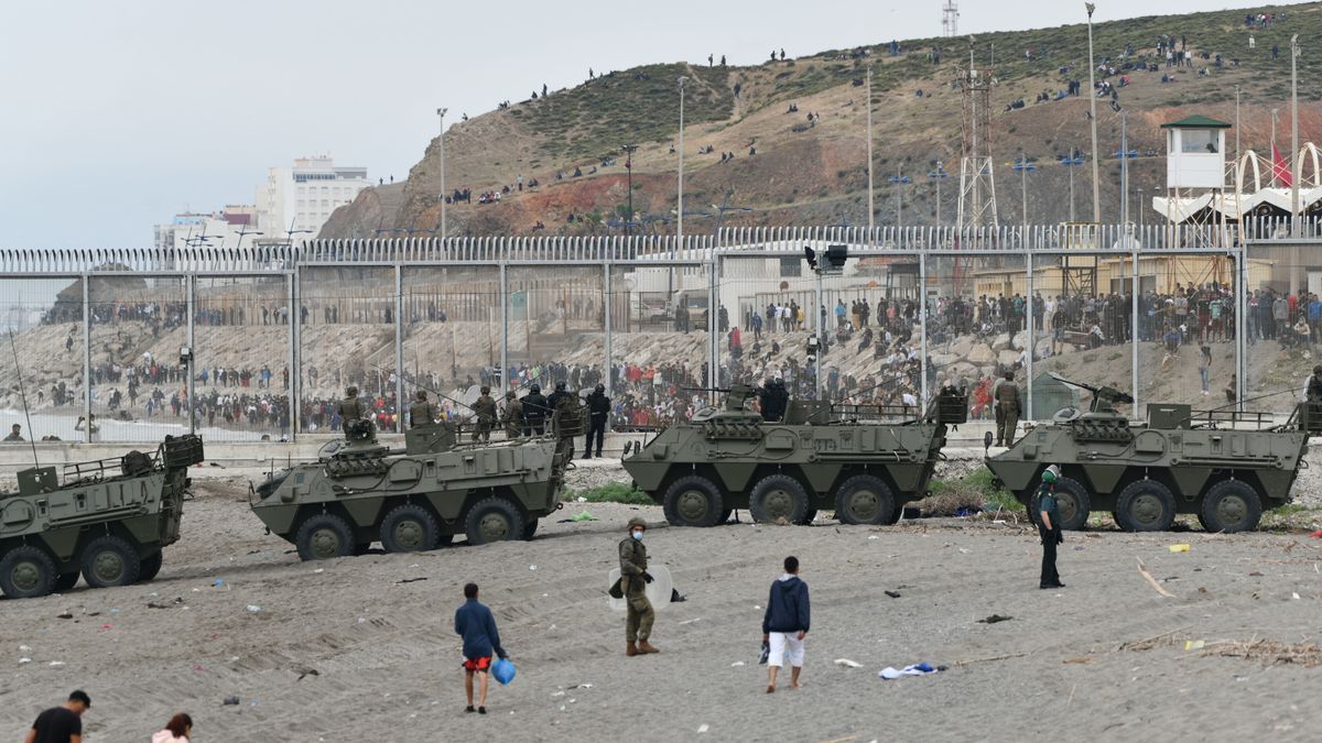 El Ejército español vigilando la valla en la frontera de Ceuta.