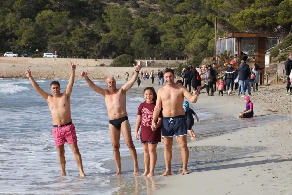 Primer baño del año en ses Salines.