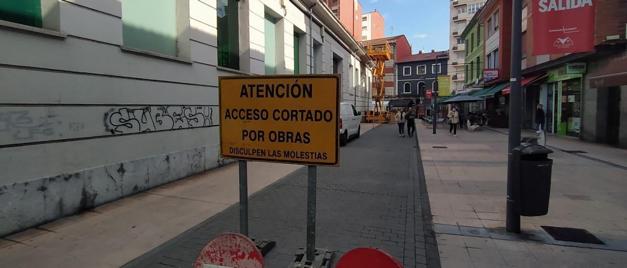 Trabajos en la plaza de abastos de La Felguera.