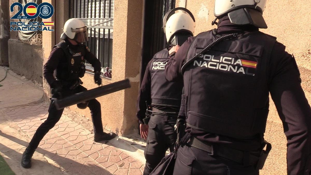 La Policía, accediendo a uno de los puntos de venta de droga en Murcia.