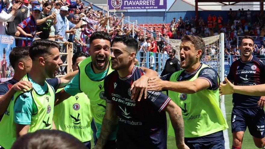 El Extremadura enloquece y dependerá de sí mismo en Linares para ascender