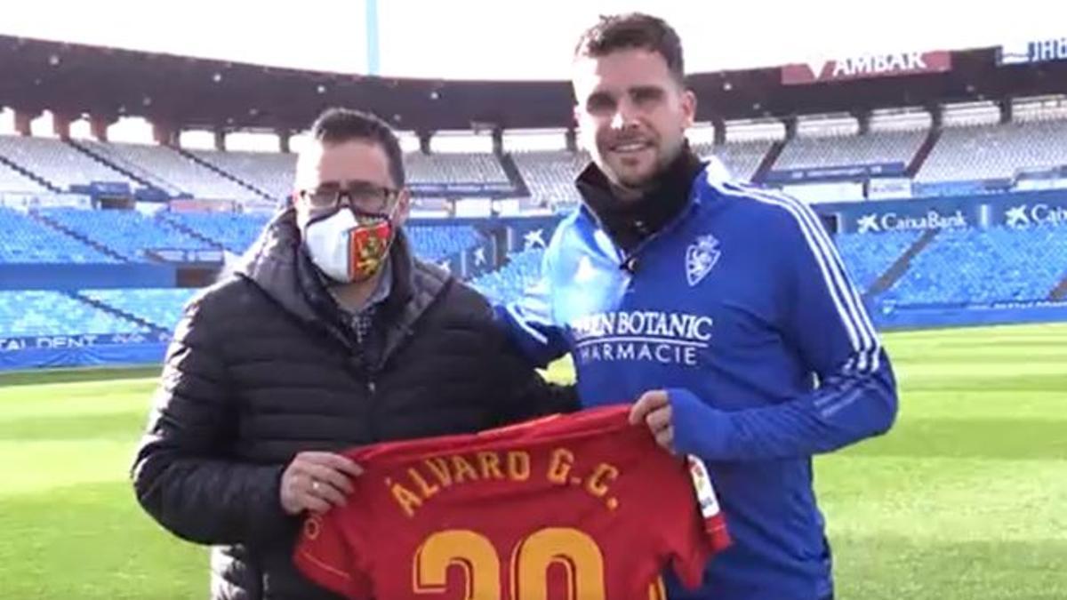 Rubén García Senao y Álvaro Giménez, con la camiseta del delantero.