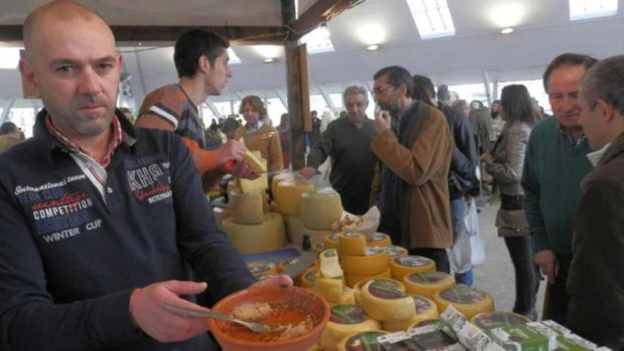 bonito portugués. El queso y el bonito son los productos estrella de &quot;Sabores dos Açores&quot;, que acude por segundo año consecutivo a la Pola. En la imagen, Paolo Barrocas, con un plato de bonito, en su puesto.