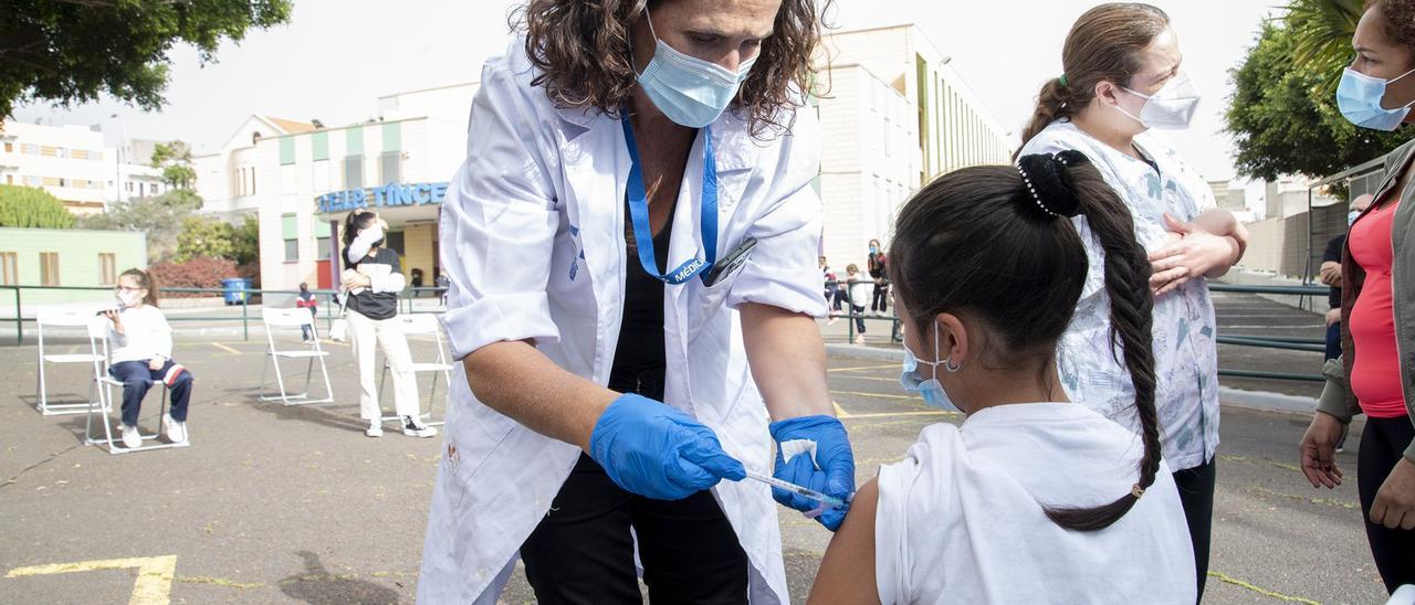 Una sanitària vacuna una nena contra el virus, en una imatge d’arxiu.