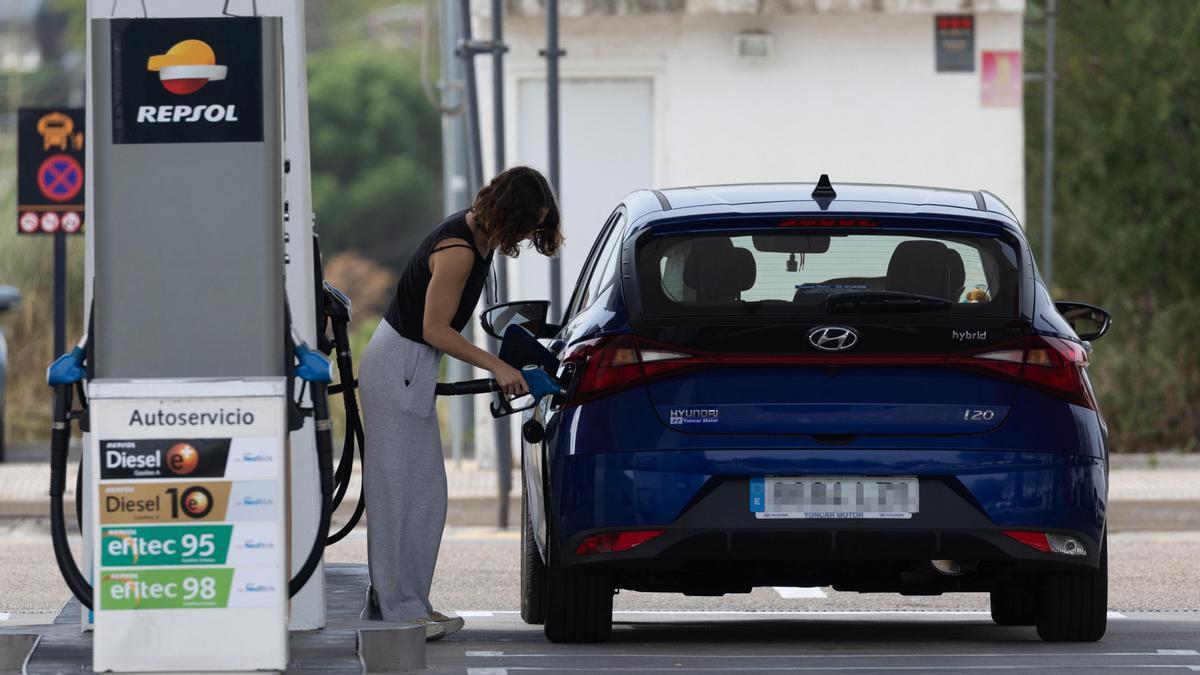 Archivo - Una persona reposta su vehículo en una gasolinera, a 28 de octubre de 2022, en Madrid (
