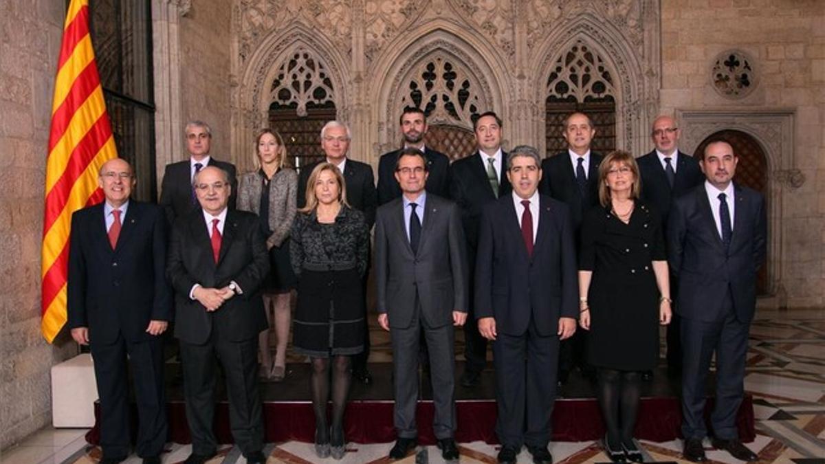 Los miembros del nuevo Govern posan para la foto tras jurar sus cargos