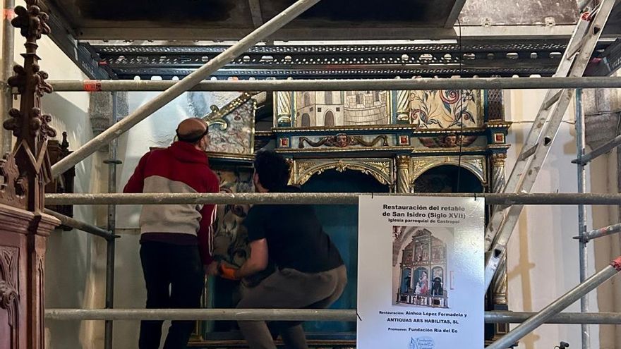 Cuidados intensivos para el retablo de San Isidro, el más antiguo de la iglesia de Castropol