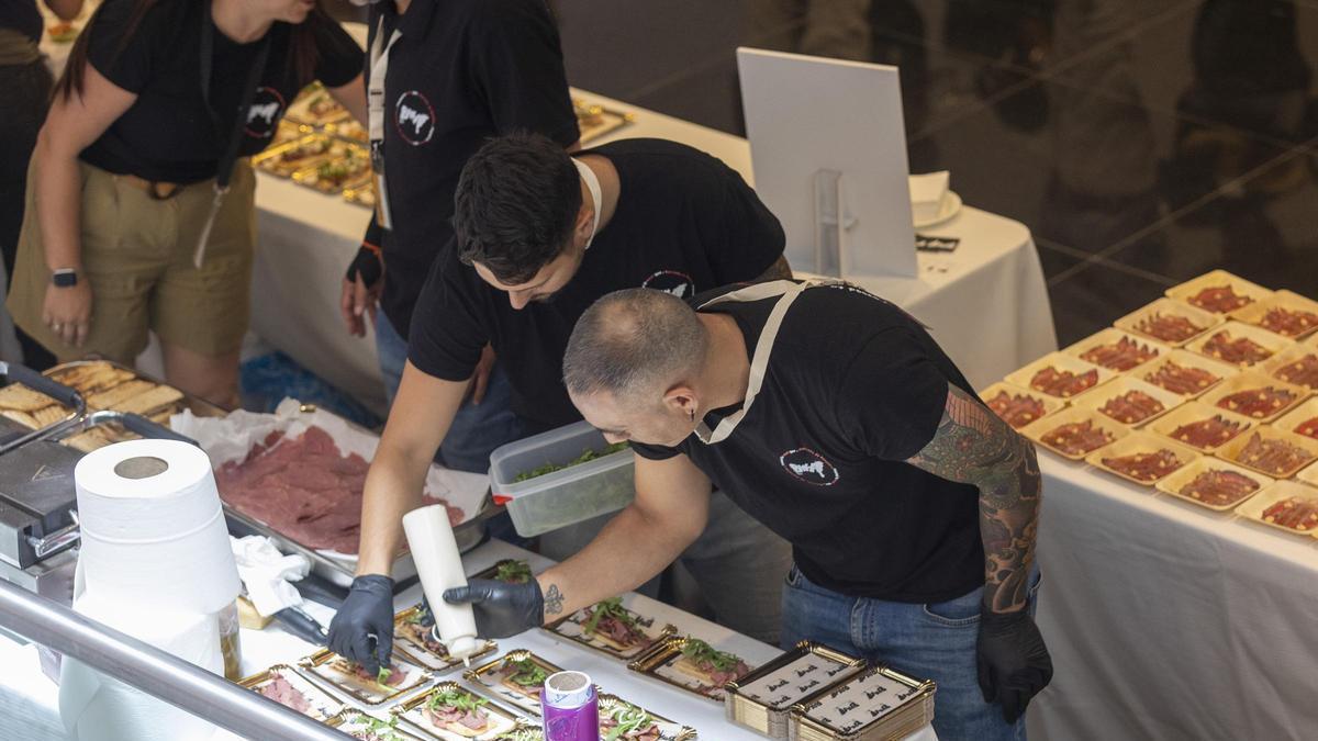 El Adda ha albergado una pequeña demostración tras la presentación de Alicante Gastronómica.