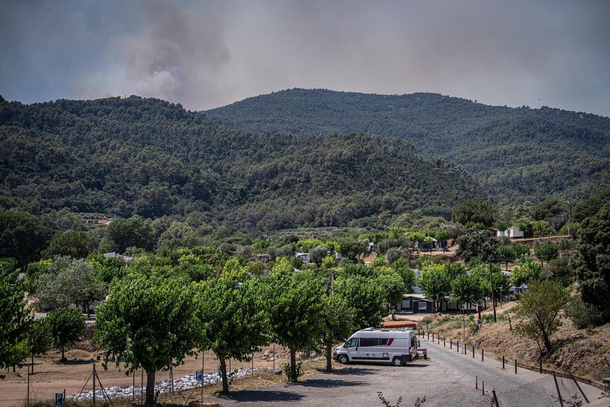 Columna de humo visible durante el incendio forestal de Sentmenat, cuyo avance ha movilizado un amplio dispositivo de emergencias