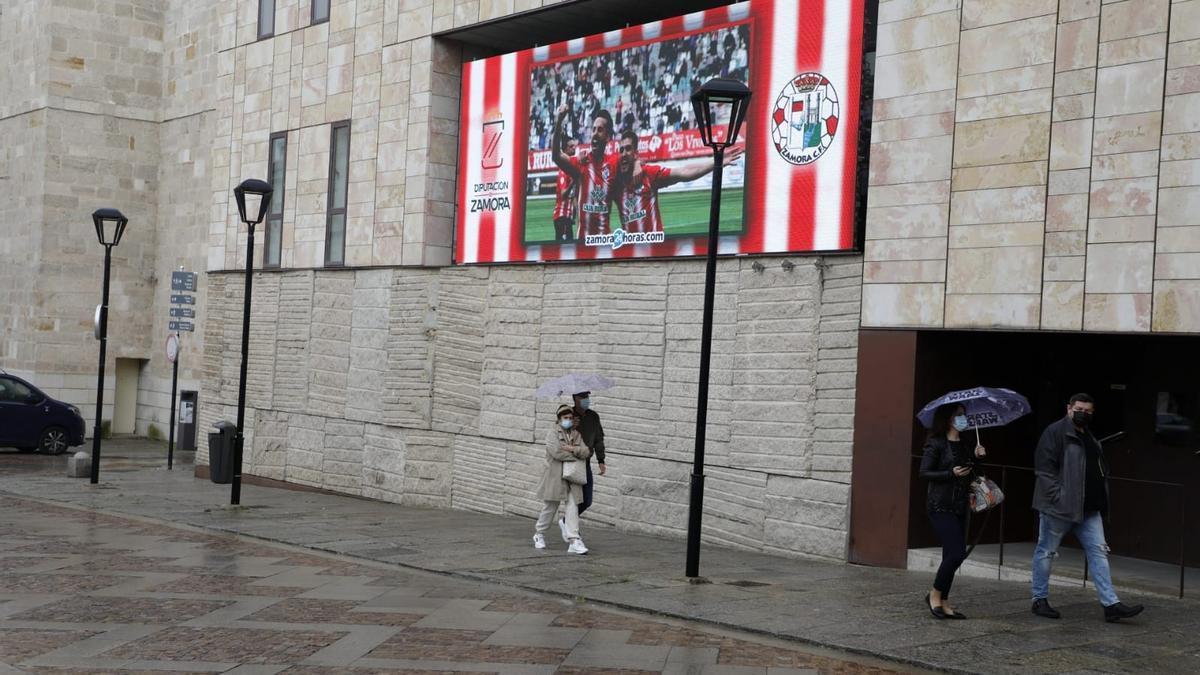 Imagen de la pantalla gigante en la plaza de Viriato