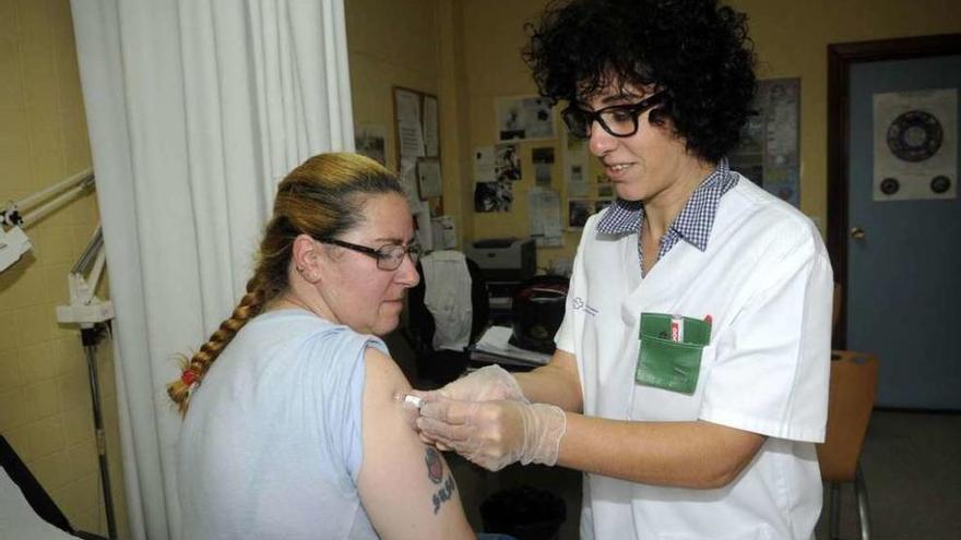 Una paciente inmunizándose contra el virus de la gripe ayer en el centro de salud de Vilagarcía. // Noé Parga