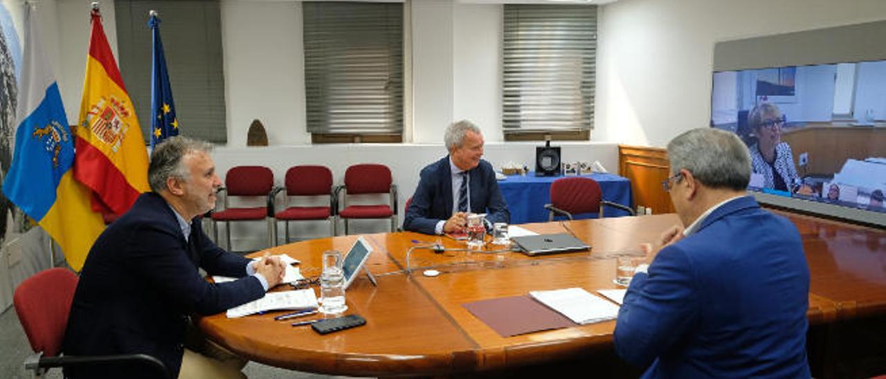 El presidente de Canarias, Ángel Víctor Torres, ayer, junto a su vicepresidente, Román Rodríguez (de espaldas) y el consejero Sebastián Franquis en Gran Canaria.