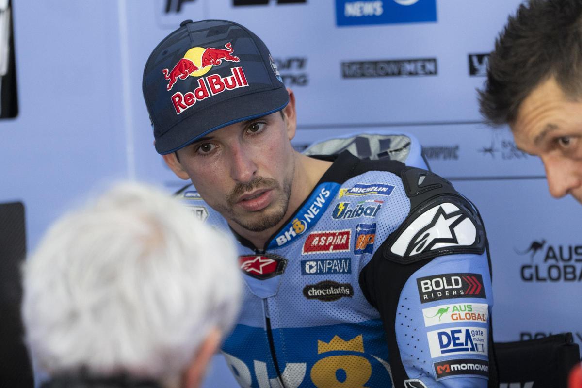 Àlex Márquez (Ducati) atiende a su técnico tras su espectacular simulación de hoy en Sepang.