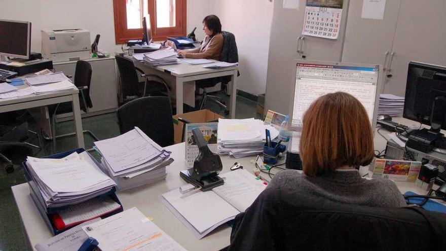 Funcionarias trabajan en el Juzgado número 6, en la oficina civil.