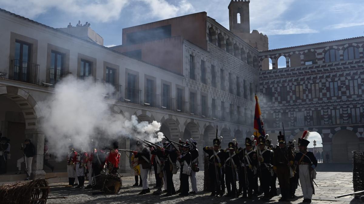 Las tropas británicas abriendo fuego a los pies de la Torre de Espantaperros.