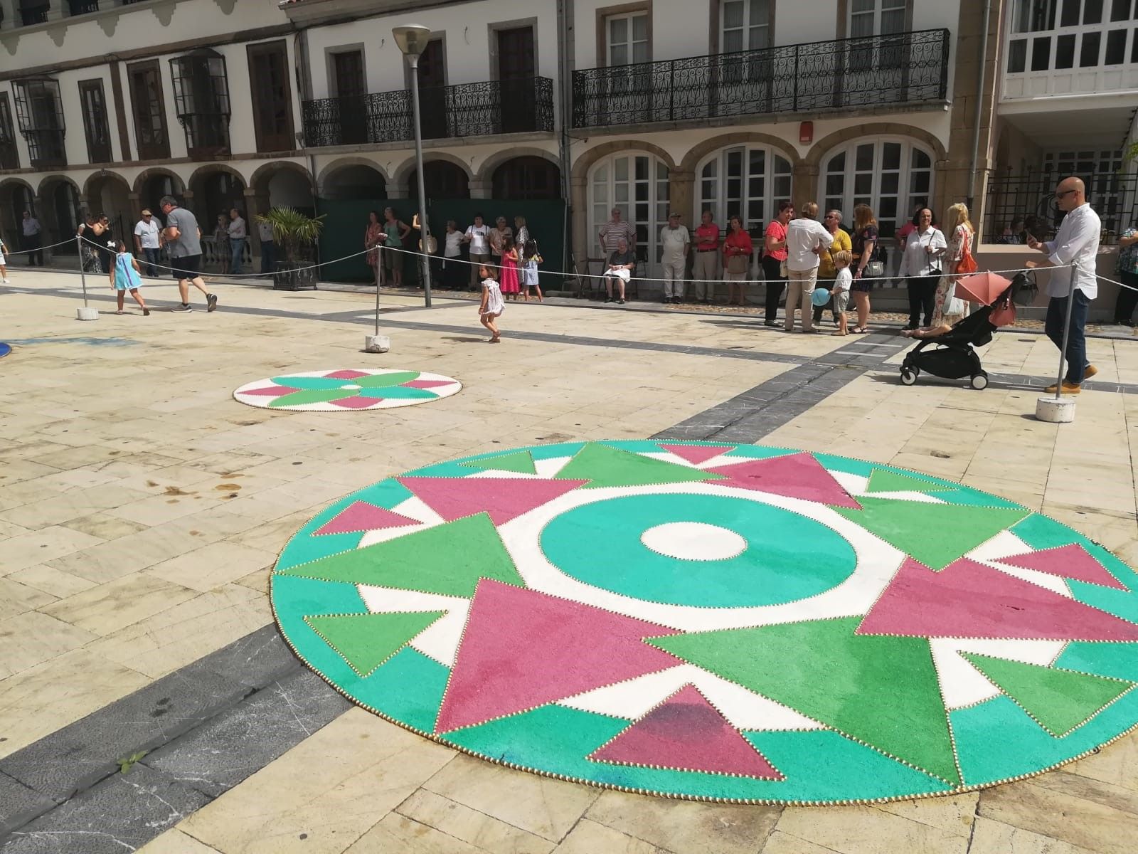 Pravia disfruta el Corpus y se llena de color con las alfombras ornamentales