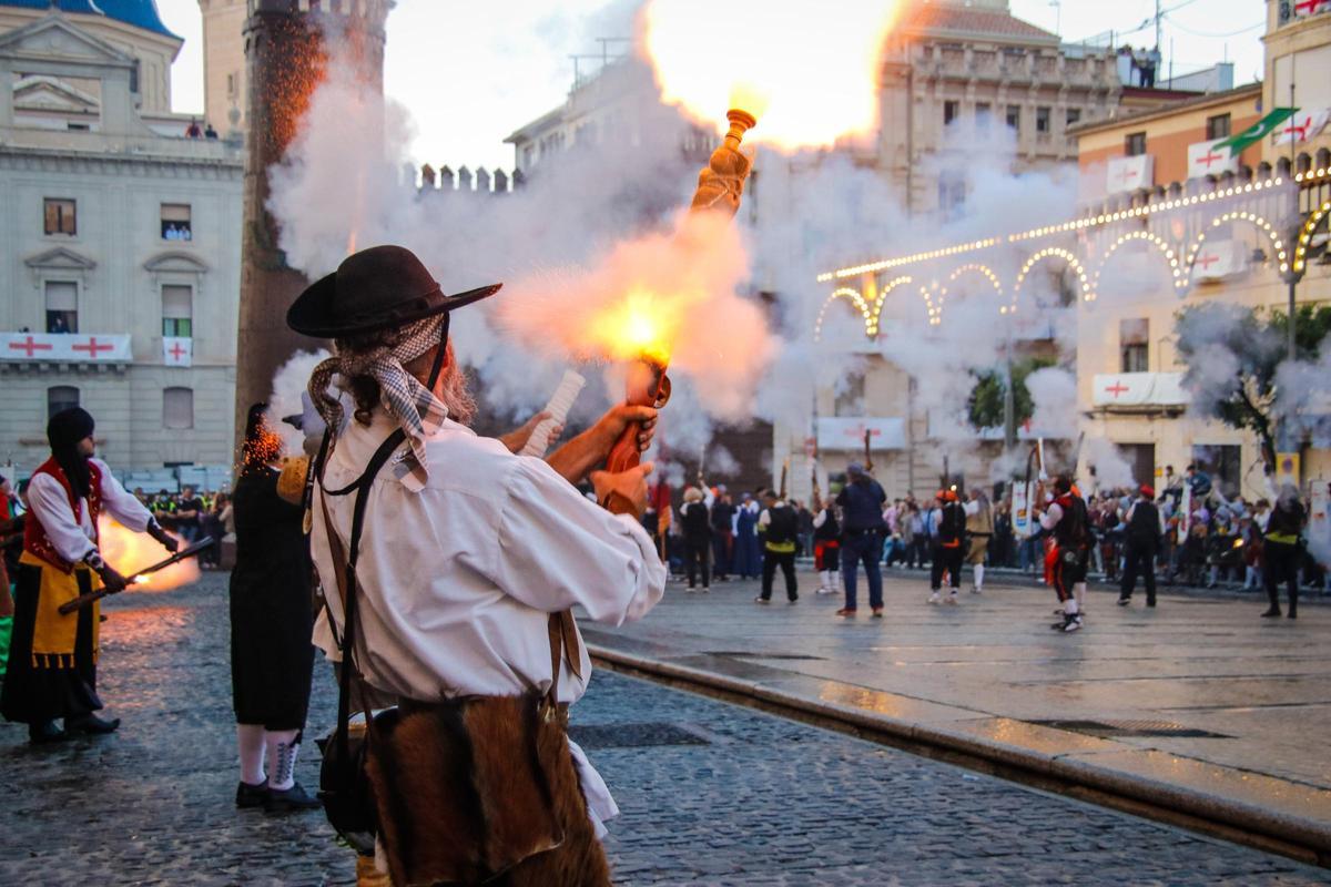 Los arcabuces toman Alcoy en el 750 aniversario de Sant Jordi