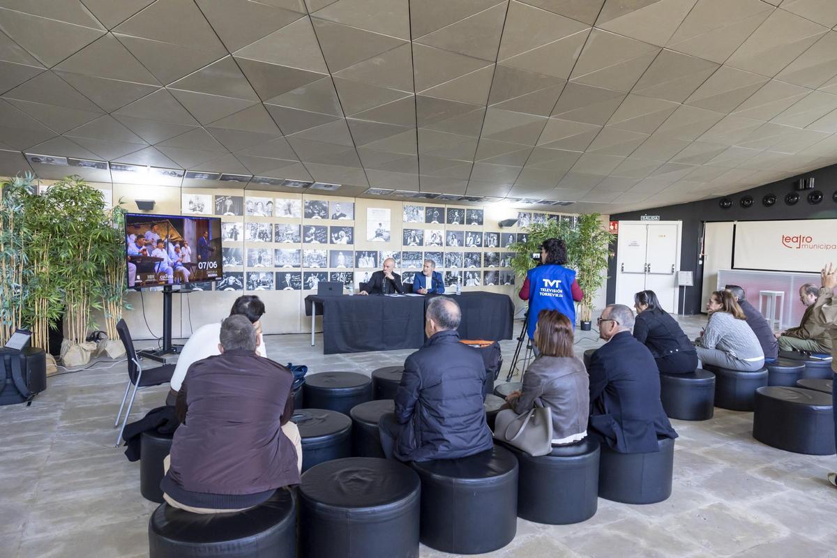 Un momento de la presentación en el ambigú del Teatro Municipal