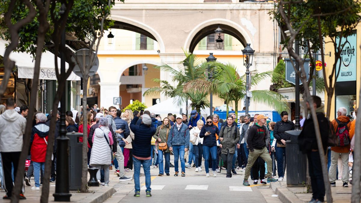 Archivo - Varios turistas en el centro de Palma de Mallorca, a 23 de abril de 2024, en Palma de Mallorca, Mallorca, Baleares (España).