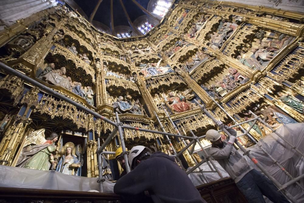 Montaje de los andamios para la limpieza del retablo de la Catedral de Oviedo