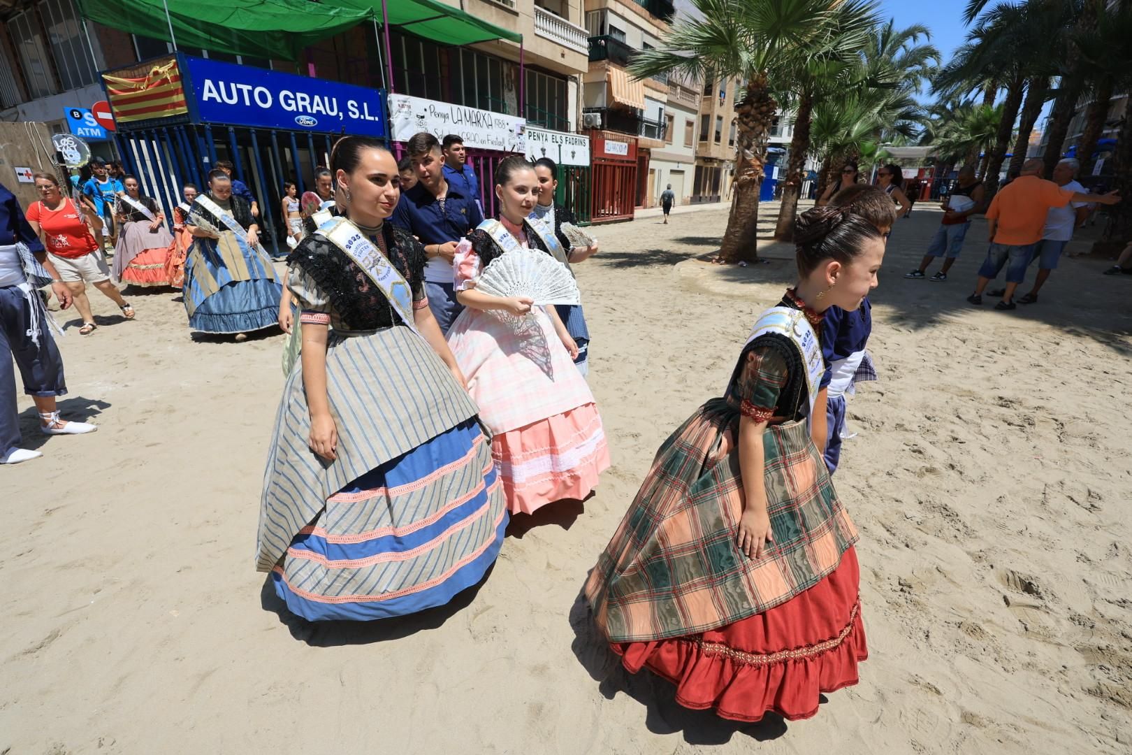 Las collas llenan de color las calles del Grau por Sant Pere
