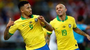 Gabriel Jesus, perseguido por Everton, celebra el segundo gol, obra suya.