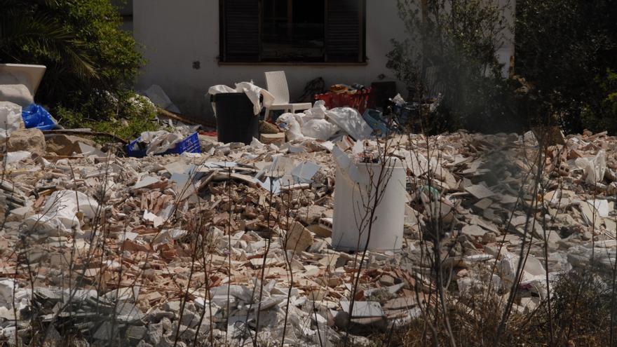 Quejas vecinales en Marratxí por un okupa que admite escombros y convierte un solar en un vertedero ilegal