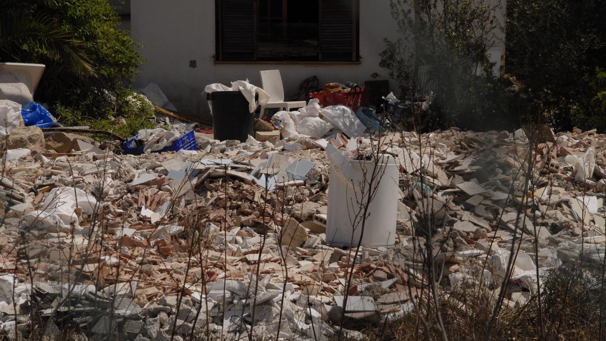 Quejas vecinales en Marratxí por vertidos ilegales en un solar de la urbanización de Els Garrovers